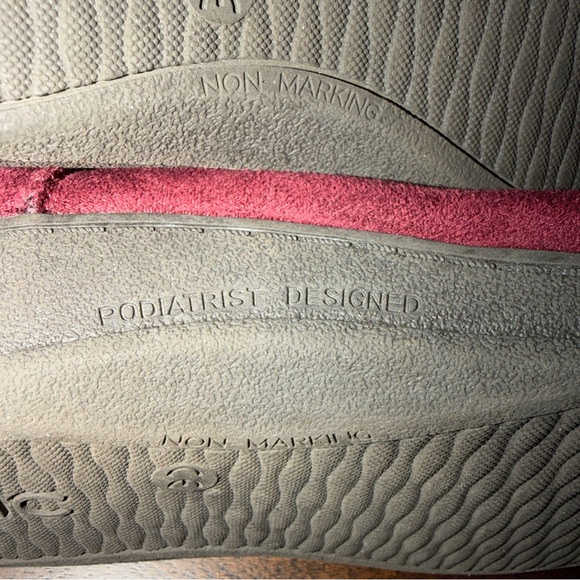 Vionic Fairfax Red Faux Fur Suede Winter Boots Ankle Booties Winter Size 9 - Picture 8 of 9